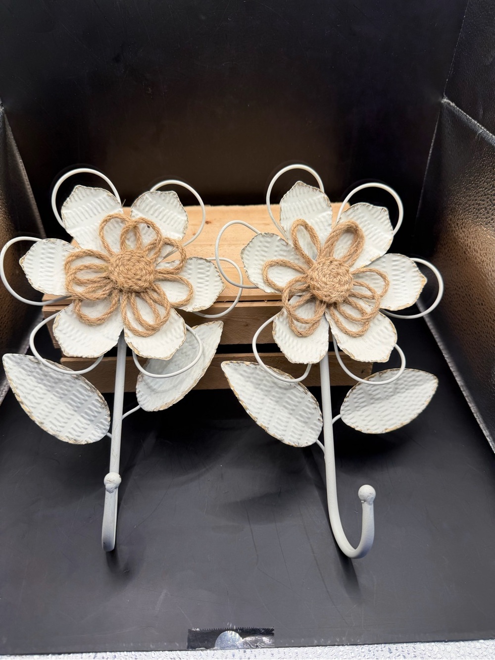Set of 2 White Metal Floral Wall Hooks Rustic Farmhouse Flower Coat Hat Hooks